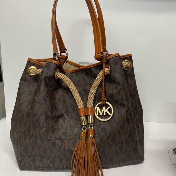 Michael Kors Handbags - Michael Kors bucket handbag
